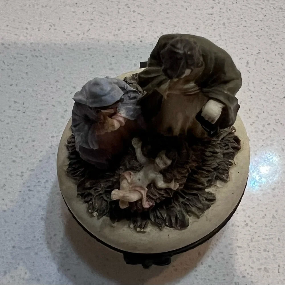 Vintage Christmas Nativity Small Trinket Box Infant Jesus Mary &‎ Joseph Resin